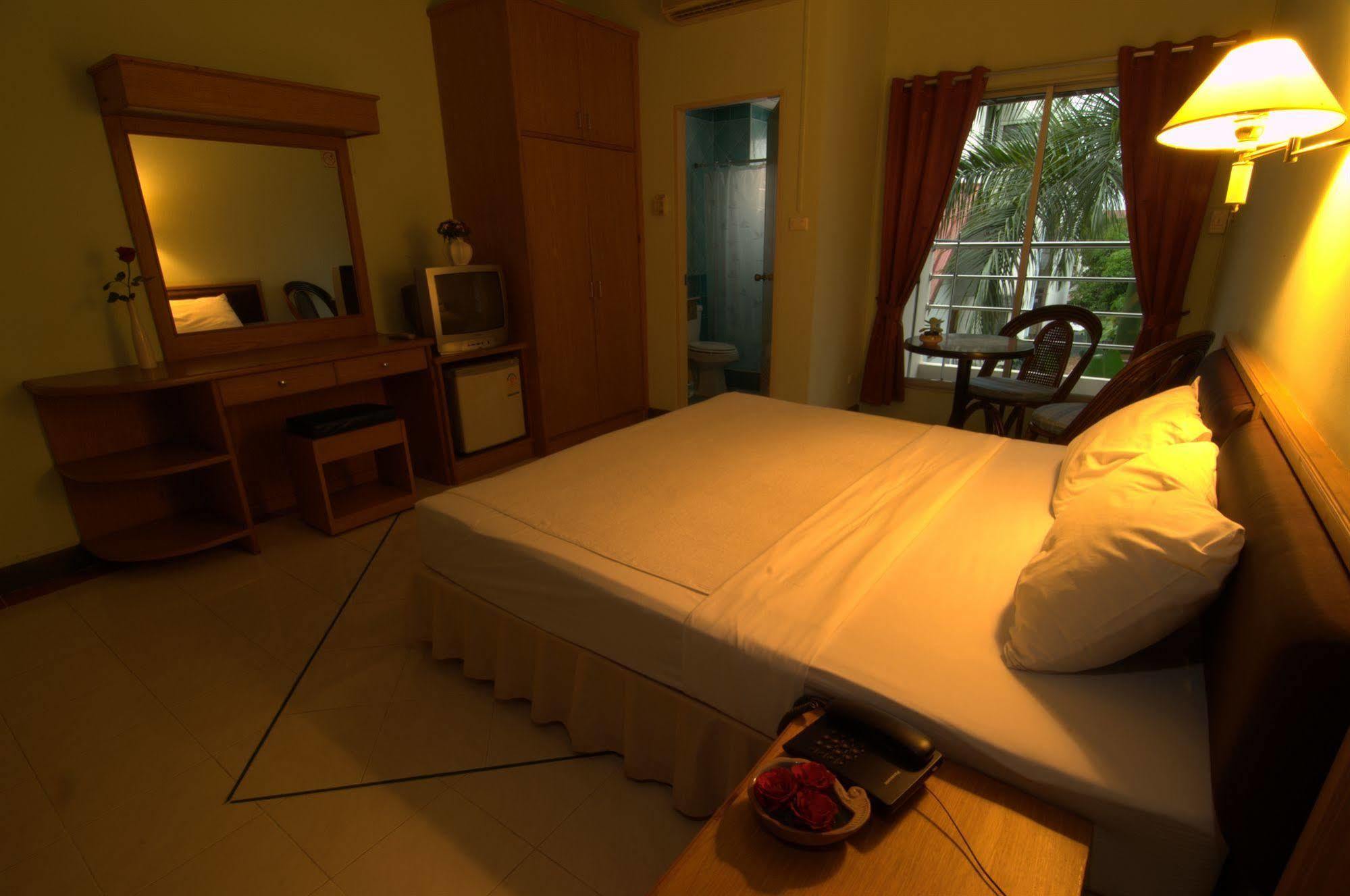 Boonthavon Aparthotel Chiang Mai Bagian luar foto